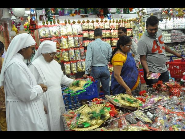 ఊపందుకున్న షాపింగ్ కాంప్లెక్స్‌ల హడావుడి