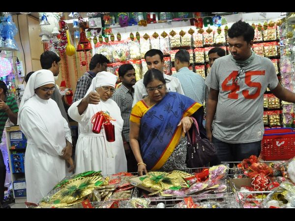  ఊపందుకున్న షాపింగ్ కాంప్లెక్స్‌ల హడావుడి