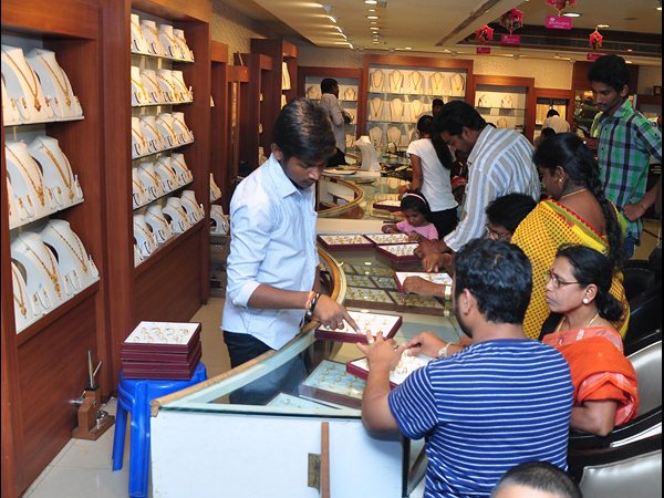  మెరిసిన బంగారం, కోనుగోలుదార్లతో కిటకిట