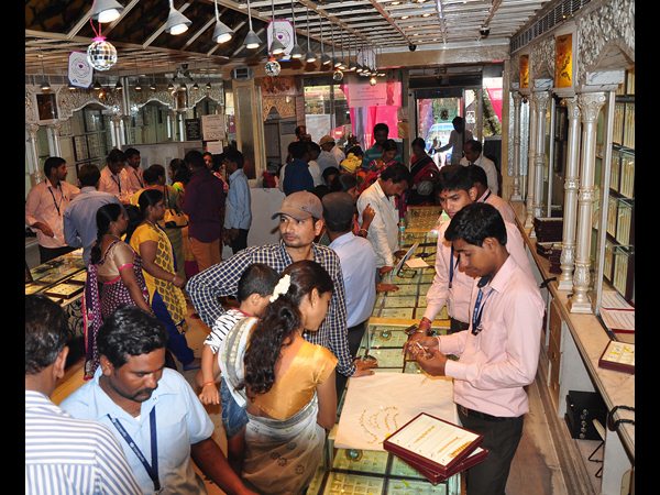  మెరిసిన బంగారం, కోనుగోలుదార్లతో కిటకిట