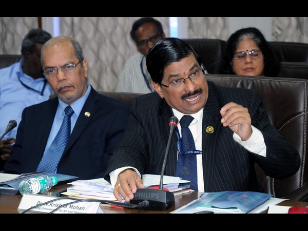 బ్యాంకులపై తగ్గిన ఫిర్యాదులు: వీటిపైనే ఎక్కువ 