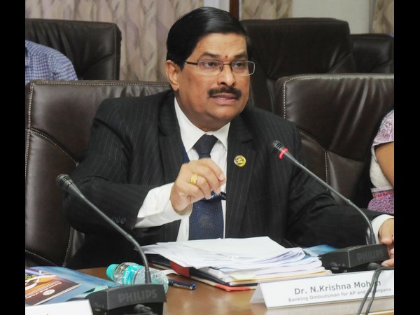 బ్యాంకులపై తగ్గిన ఫిర్యాదులు: వీటిపైనే ఎక్కువ 