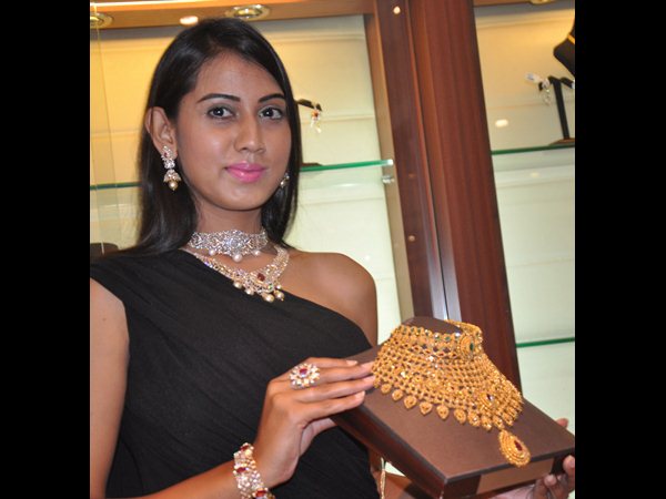 శ్రావణం: బంగారం ధర పైకి, ఊపందుకున్న విక్రయాలు శ్రావణం: బంగారం ధర పైకి, ఊపందుకున్న విక్రయాలు