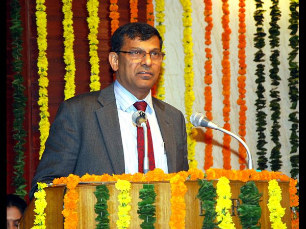 ఆన్‌లైన్ కొనుగోళ్లకు రుణాలు: ఆర్‌బీఐ గవర్నర్ రాజన్