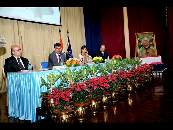 ఆన్‌లైన్ కొనుగోళ్లకు రుణాలు: ఆర్‌బీఐ గవర్నర్ రాజన్