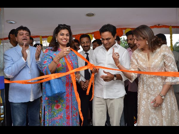 'స్మార్ట్ టీవీఎస్' షోరూంను ప్రారంభించిన మంత్రి కేటీఆర్ 