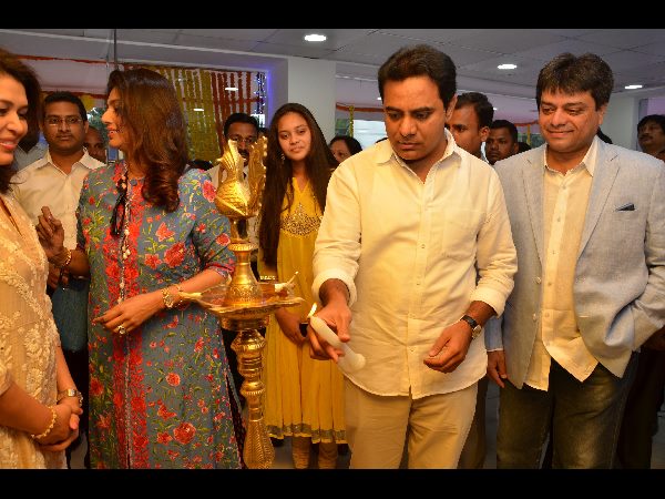 'స్మార్ట్ టీవీఎస్' షోరూంను ప్రారంభించిన మంత్రి కేటీఆర్ 