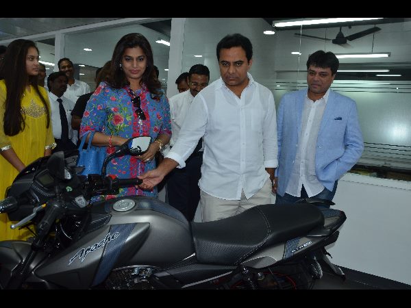  'స్మార్ట్ టీవీఎస్' షోరూంను ప్రారంభించిన మంత్రి కేటీఆర్ 