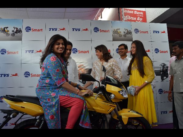 'స్మార్ట్ టీవీఎస్' షోరూంను ప్రారంభించిన మంత్రి కేటీఆర్ 