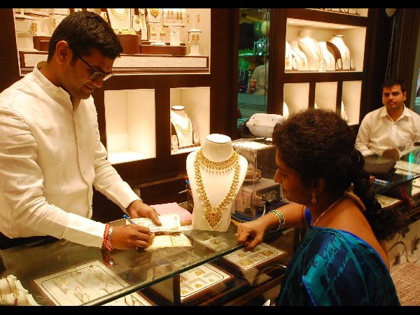  ధన్‌తేరస్: ఆభరణాలకు తగ్గిన గిరాకీ, మెరిసిన నాణేలు