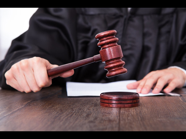 9) న్యాయవాద వృత్తి చేప‌ట్టిన‌వారు (లా ప్రొఫెష‌న‌ల్స్‌) 