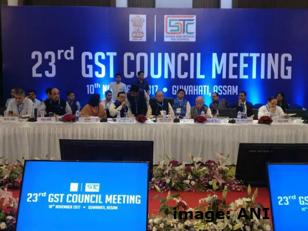 7. జీఎస్టీ కౌన్సిల్ స‌మావేశం జ‌రుగుతున్న చోట నిర‌స‌న‌లు