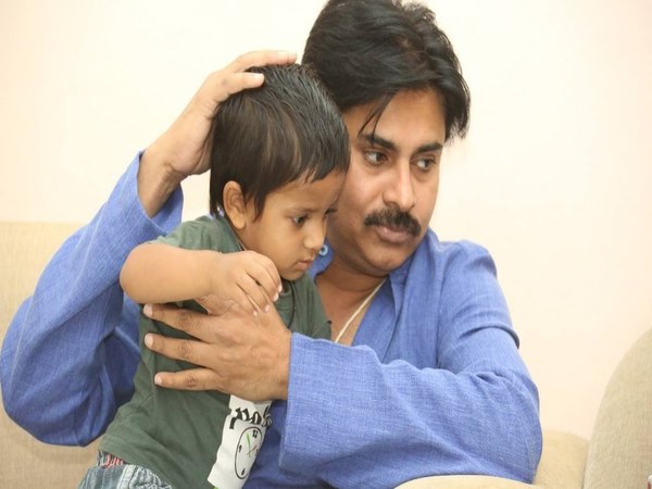 వేలాది చెక్కులు: