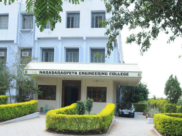  ఇంజినీర్ కాలేజీలో 