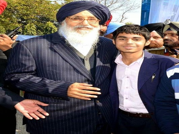  CBI కే సహాయం చేస్తున్నాడు 