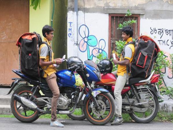 ముగ్గురు స్నేహితులతో కలిసి