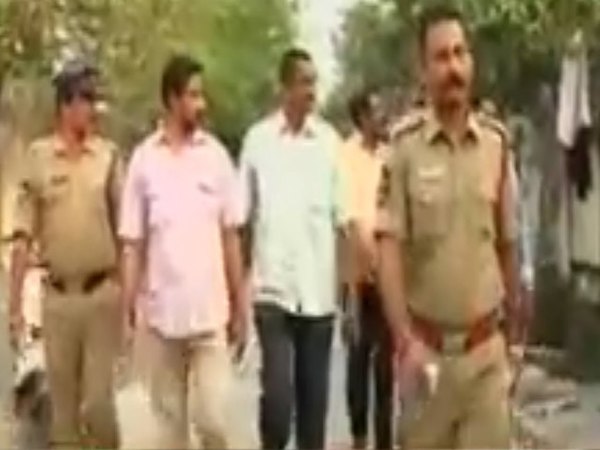 మేనేజర్ నీళ్లునమిలాడు.