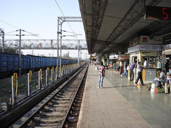  రైల్వేస్టేషన్లో