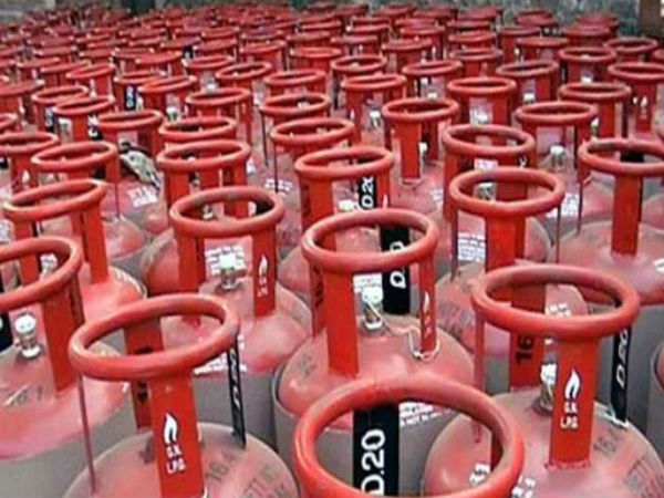 నాలుగు వంట సీలిండర్లు ఉచితం: