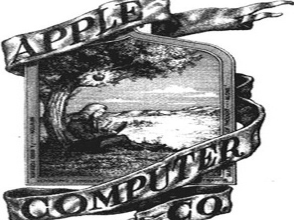 ఆపిల్ చెట్టు కింద 