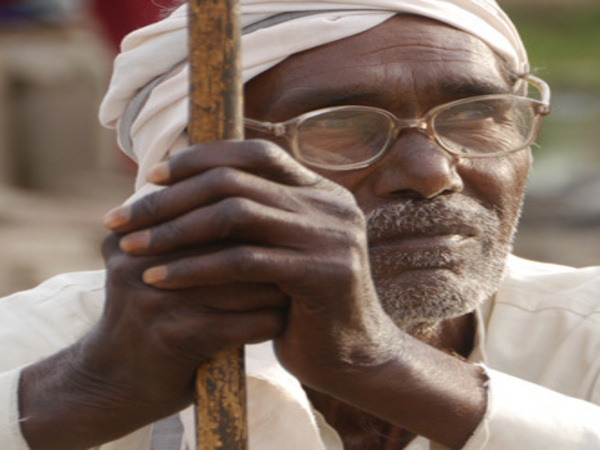 అటల్ పెన్షన్ యోజన డబ్బులు కడుతూ