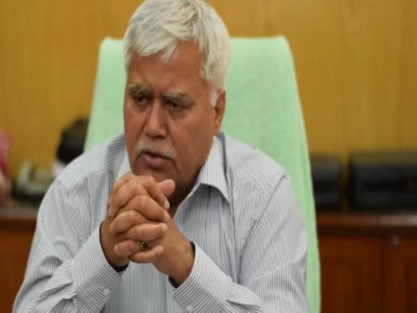 చైర్మన్ అర్. ఎస్. శర్మ: