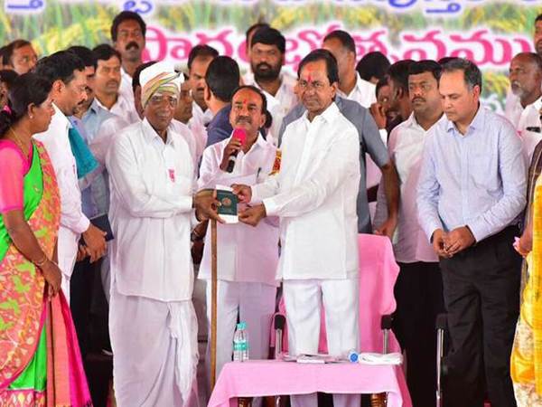 చెక్కుల పంపిణీకి: