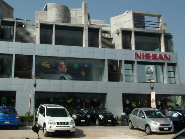 నిస్సాన్ షోరూం నుంచి కారు ఎత్తుకెళ్లాడు