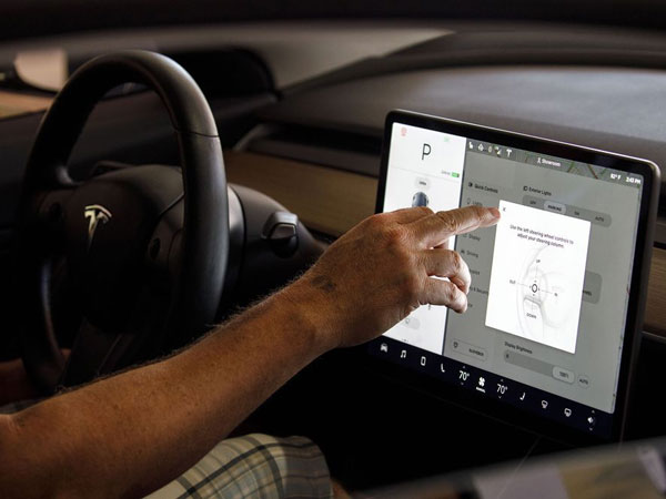 కారు ఆగినప్పుడు నెట్ ఫ్లిక్స్, యూట్యూబ్