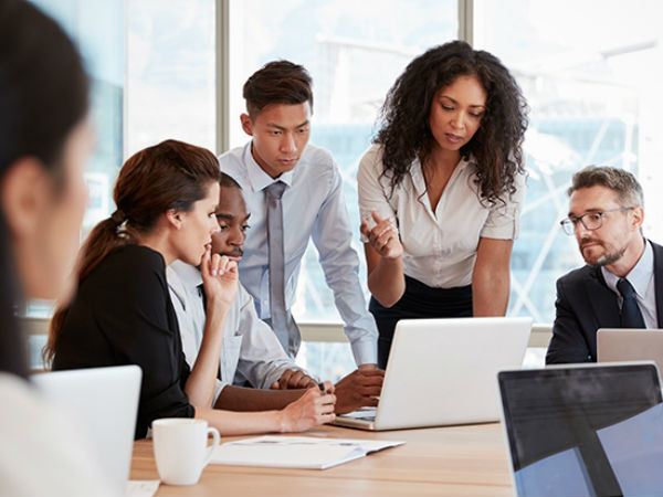 సిబ్బంది కొరత... అమెరికన్లకు ఇండియన్ కంపెనీల ఉద్యోగాలు..