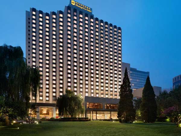 100 కు పైగా హోటల్స్...