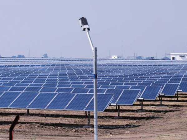సోలార్ పవర్ ప్రాజెక్టులపై సమీక్ష