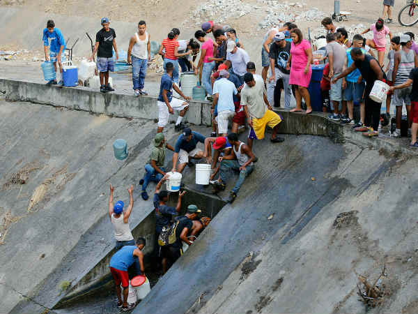 సంక్షోభం నుండి బయట పడటానికి ఏ చర్యలు చేపట్టని ప్రభుత్వం .. భారీగా నిరసనలు 