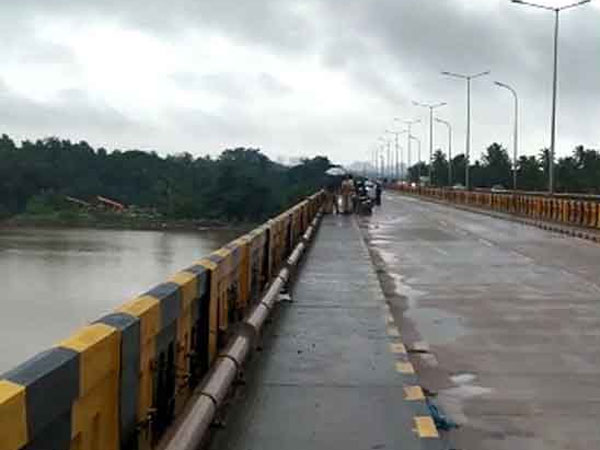 బ్రిడ్జి మధ్యలో ఆగిపోయిన డాగ్ స్వ్కాడ్