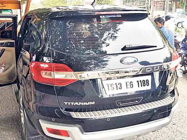 బ్లాక్ ఫిల్మ్ తొలగించిన ట్రాఫిక్ పోలీసు