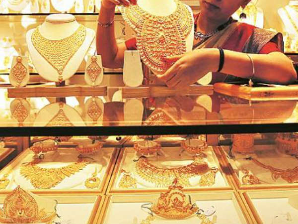 పసిడిపై రూపాయి 'భారం'