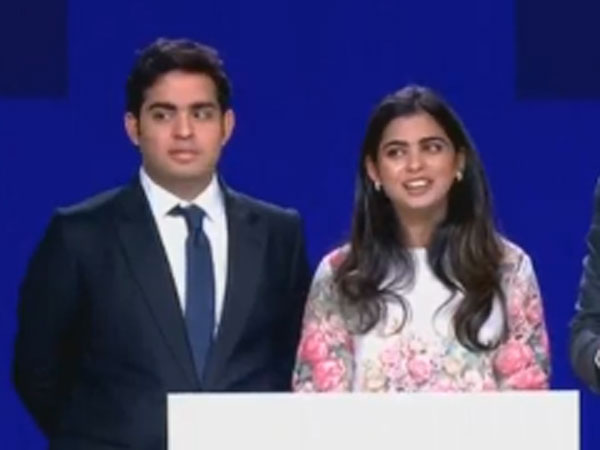 జియో ఫైబర్ ఫీచర్స్ వివరించిన ఇషా, ఆకాష్