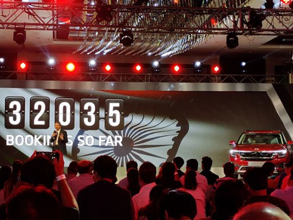 32,035 కార్లు బుకింగ్