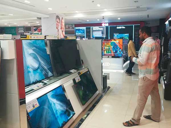 దిగ్గజ సంస్థలకు దెబ్బ