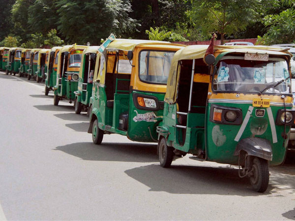 ఆటో డ్రైవర్లకు రూ.10 వేలు