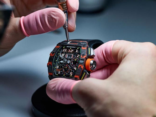 డాన్ బిల్జేరియన్ ధరించిన వాచీ ఖరీదు తెలిస్తే షాకవుతారు