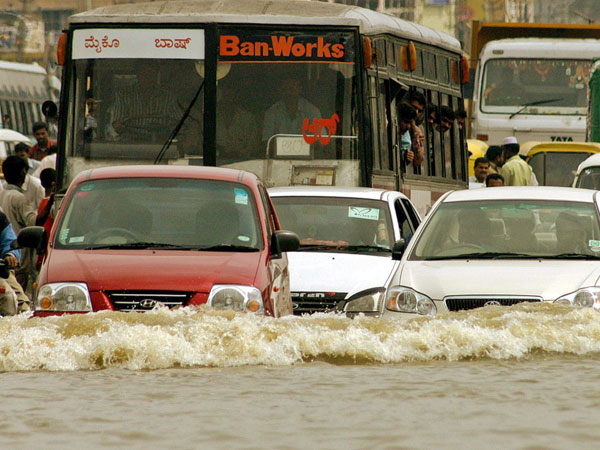 వాహనం మునిగిపోతే కష్టమే...