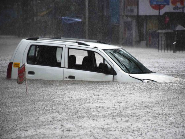 వరదనీరు డ్యాష్‌బోర్డు స్థాయికి చేరుతుంటే...