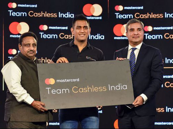 వ్యాపారులతో ధోనీ మాటామంతి