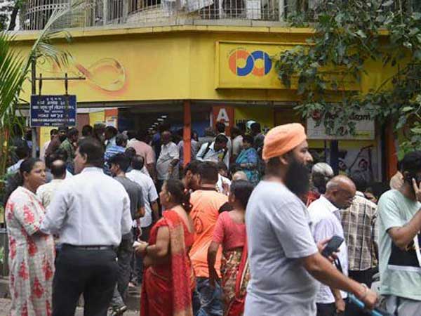 బ్యాంకులు చేతులెత్తేస్తే కస్టమర్ల పరిస్థితి ఏమిటి?