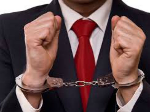 వెలుగులోకి ఎన్నో స్కామ్‌లు...