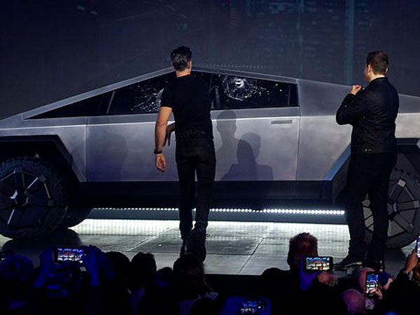 డెమోలో పగిలిన అద్దం