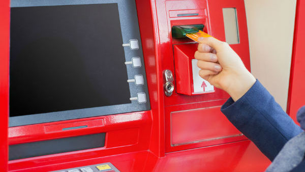ఏటీఎం లు తగ్గుతున్నాయి.. 