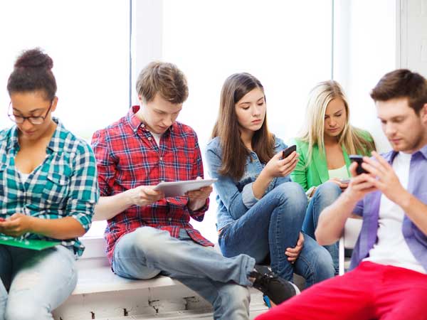 75 శాతం మందికి టీనేజ్‌లోనే మొబైల్...