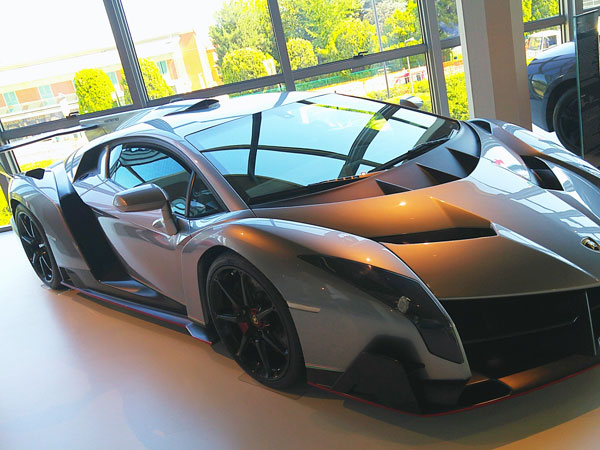  హైదరాబాద్‌లో షోరూం...?